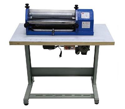 Máy bôi keo đế giữa